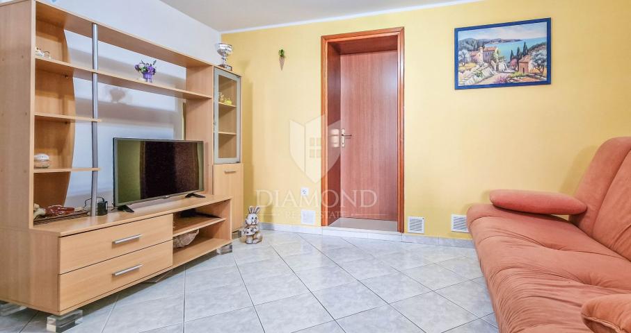 Novigrad, simpatičan stan u prizemlju blizu grada i mora!