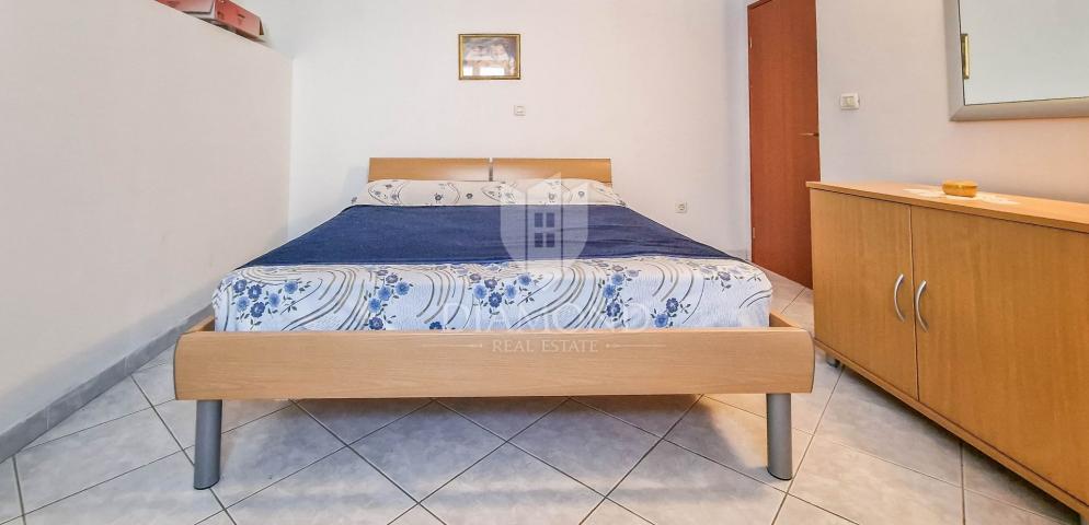 Novigrad, simpatičan stan u prizemlju blizu grada i mora!