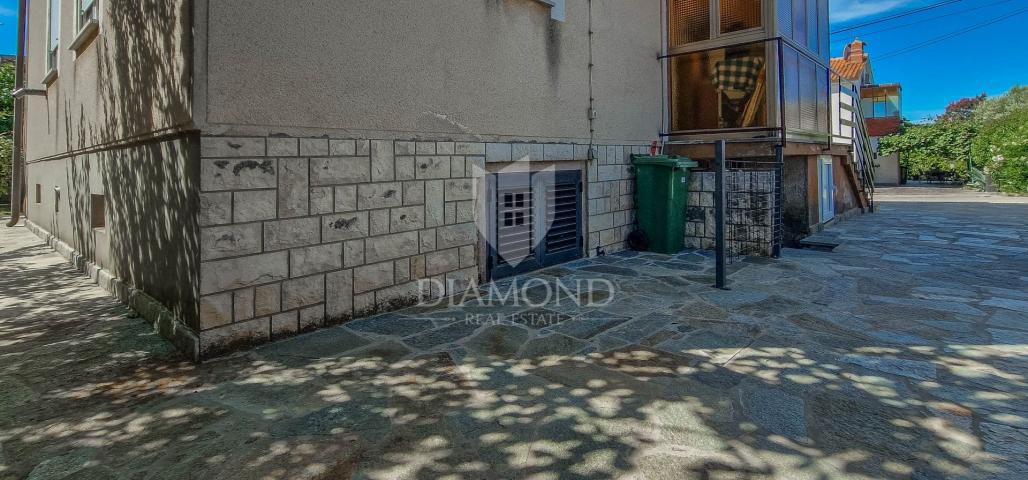 Novigrad, simpatičan stan u prizemlju blizu grada i mora!