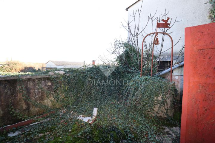 Dvije kuće za renovaciju s velikim dvorištem, Žminj, okolica 