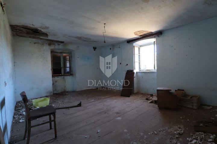 Dvije kuće za renovaciju s velikim dvorištem, Žminj, okolica 