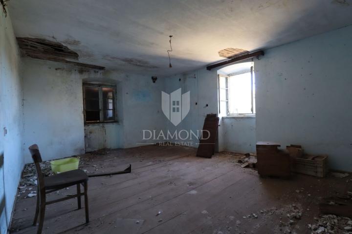 Dvije kuće za renovaciju s velikim dvorištem, Žminj, okolica 