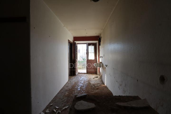Dvije kuće za renovaciju s velikim dvorištem, Žminj, okolica 