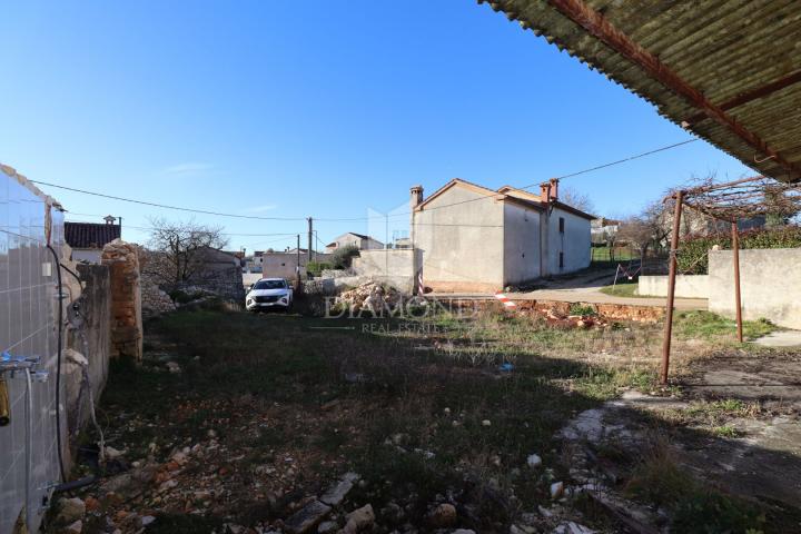 Dvije kuće za renovaciju s velikim dvorištem, Žminj, okolica 
