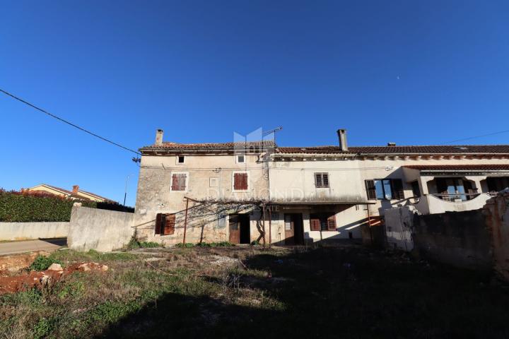 Dvije kuće za renovaciju s velikim dvorištem, Žminj, okolica 