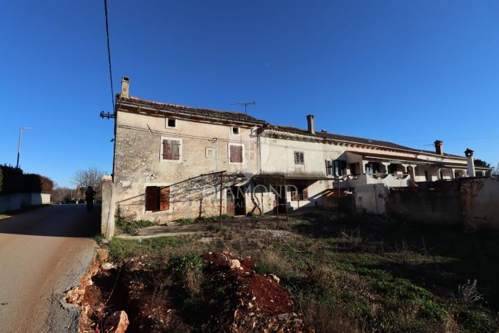 Dvije kuće za renovaciju s velikim dvorištem, Žminj, okolica 