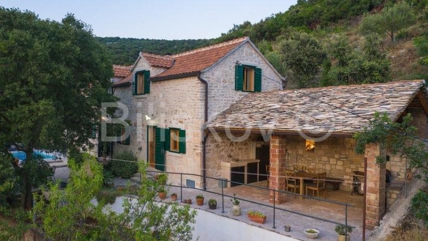 Brač, Dol, prodaja samostojeća kuća, bazen