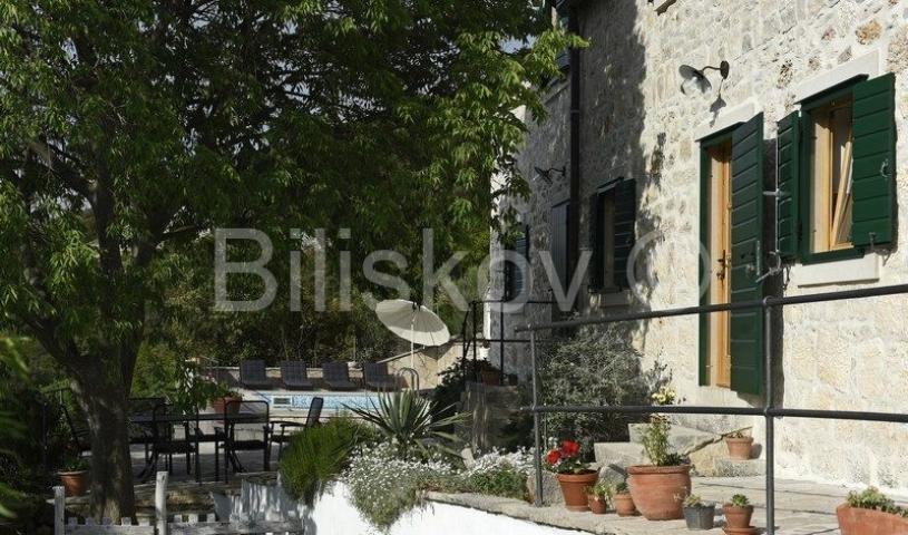 Brač, Dol, prodaja samostojeća kuća, bazen