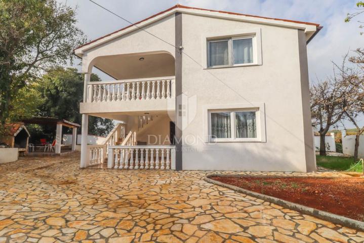 Pula, okolica, obiteljska kuća sa dva stana
