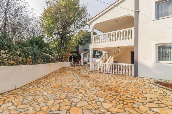 Pula, okolica, obiteljska kuća sa dva stana