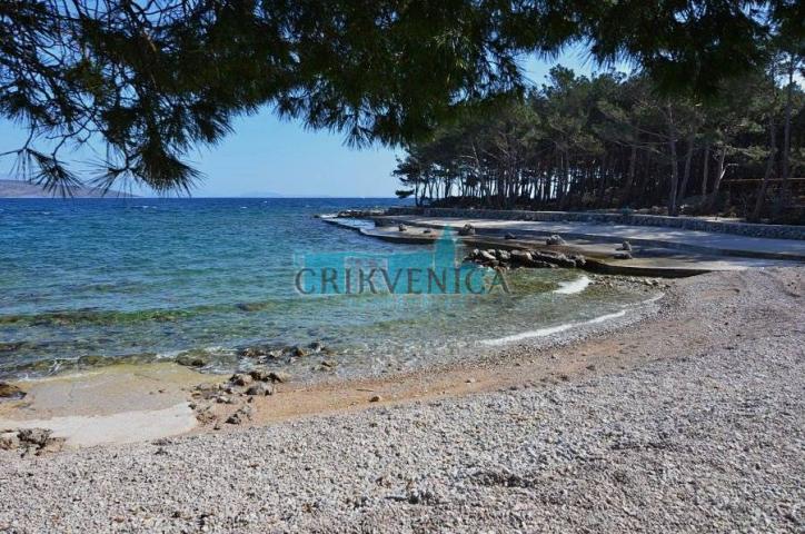 Otok Krk, grad Krk apartman na 1. katu, prvi red do mora 