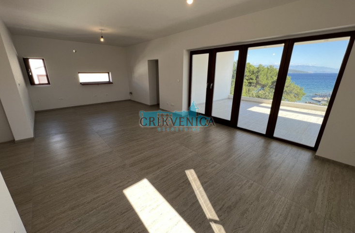Otok Krk, grad Krk apartman na 1. katu, prvi red do mora 