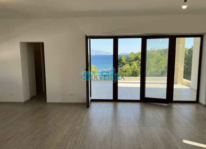 Otok Krk, grad Krk apartman na 1. katu, prvi red do mora 