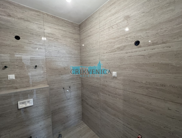 Otok Krk, grad Krk apartman na 1. katu, prvi red do mora 
