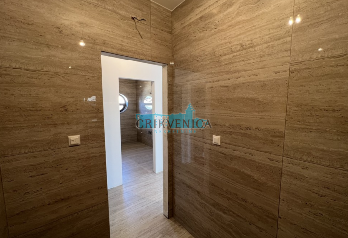 Otok Krk, grad Krk apartman na 1. katu, prvi red do mora 