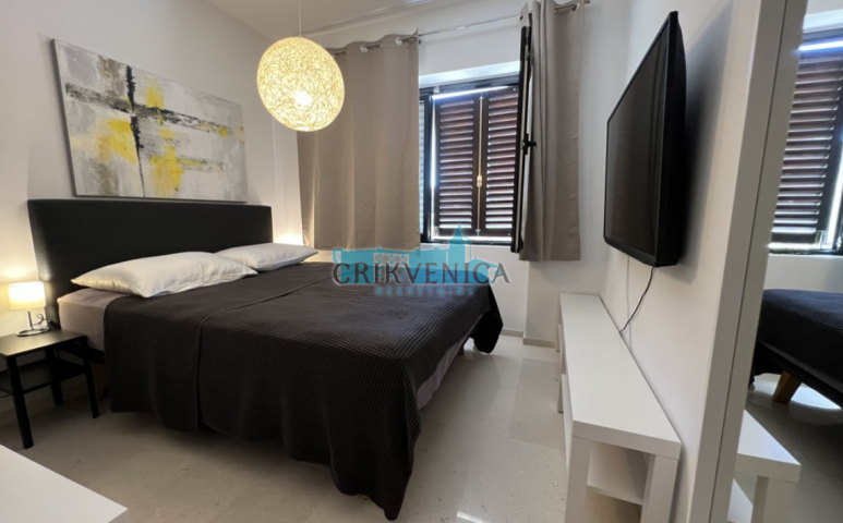 Otok Krk, grad Krk apartman na 1. katu, prvi red do mora 