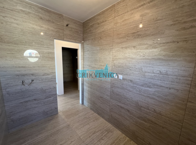 Otok Krk, grad Krk apartman na 1. katu, prvi red do mora 