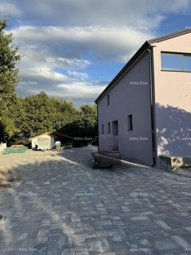 Kuća Prodaje se prekrasna stancija, okružena šumom i vinogradima, s pogledom na Gračišće i Učku!