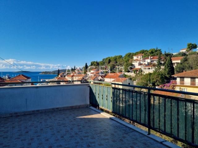 Šolta, Maslinica - dvoetažni stan, terasa, pogled na more, PRODAJA