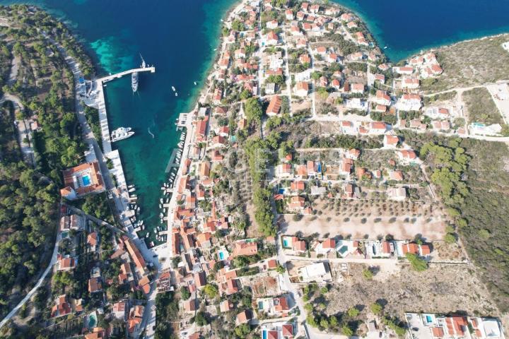 Šolta, Maslinica - dvoetažni stan, terasa, pogled na more, PRODAJA