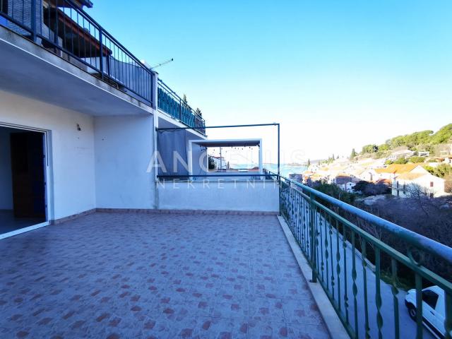 Šolta, Maslinica - dvoetažni stan, terasa, pogled na more, PRODAJA
