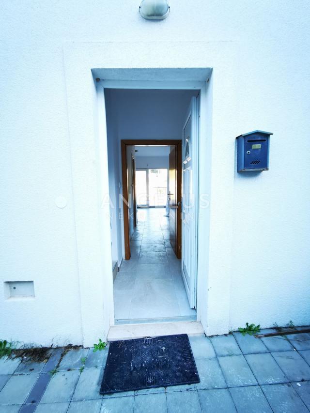 Šolta, Maslinica - dvoetažni stan, terasa, pogled na more, PRODAJA