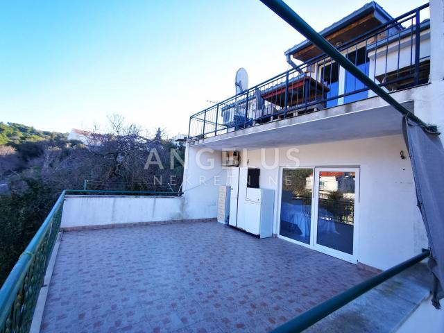 Šolta, Maslinica - dvoetažni stan, terasa, pogled na more, PRODAJA