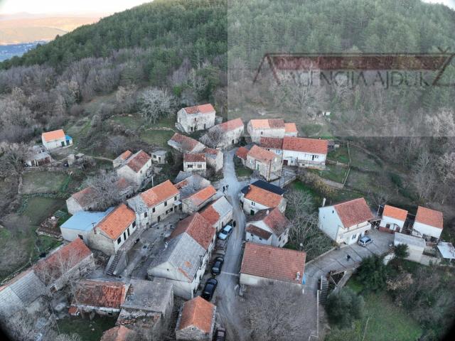 Imotski Berinovac dvije kuće 134 m2 + dvorište