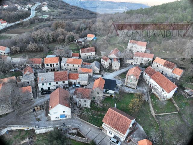 Imotski Berinovac dvije kuće 134 m2 + dvorište