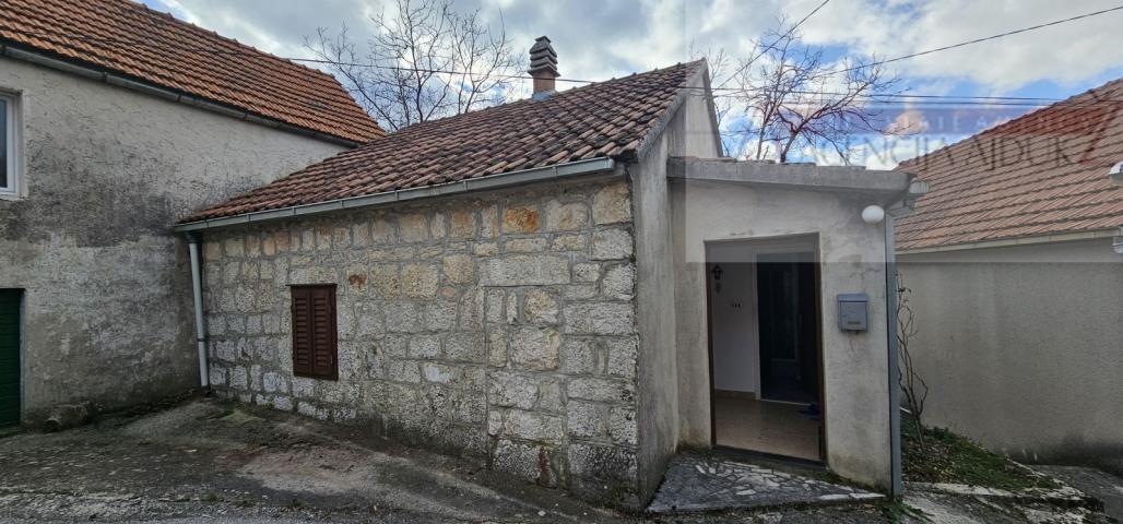 Imotski Berinovac dvije kuće 134 m2 + dvorište
