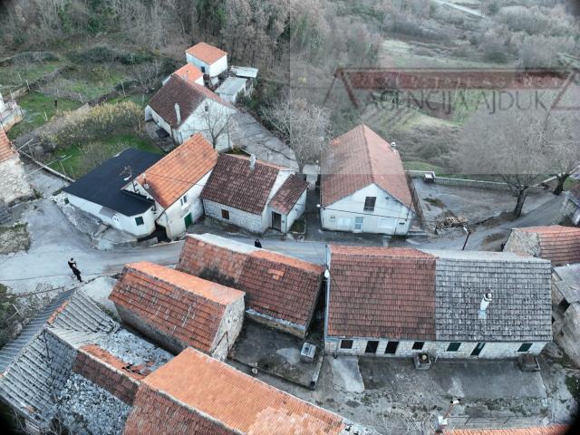 Imotski Berinovac dvije kuće 134 m2 + dvorište