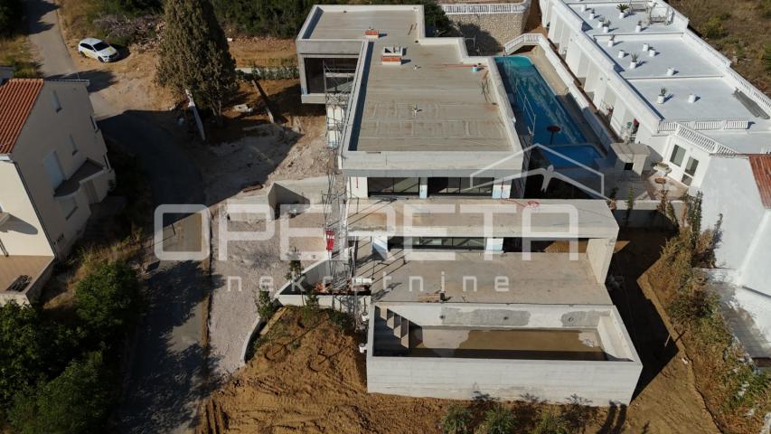 ZADAR - Luksuzna vila s bazenom i pogledom na more u Diklu