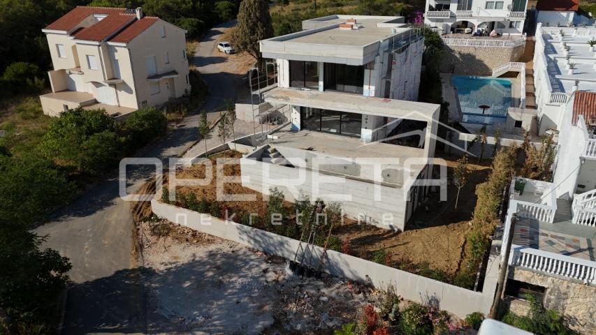 ZADAR - Luksuzna vila s bazenom i pogledom na more u Diklu