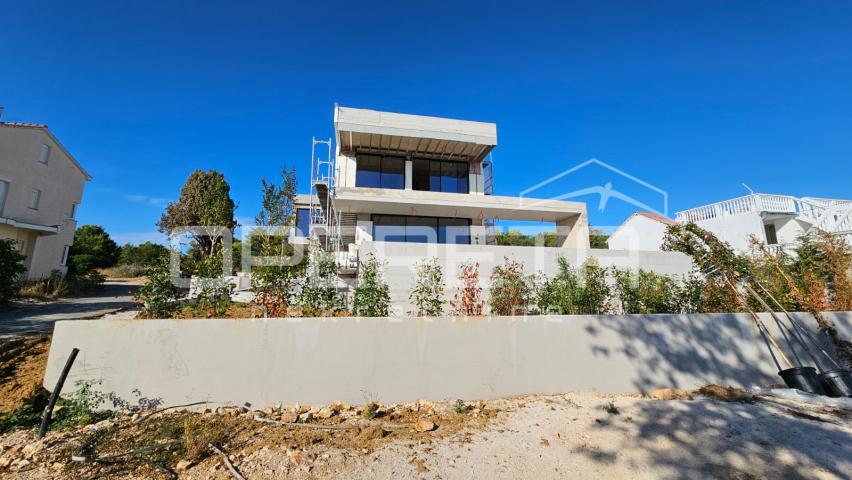 ZADAR - Luksuzna vila s bazenom i pogledom na more u Diklu