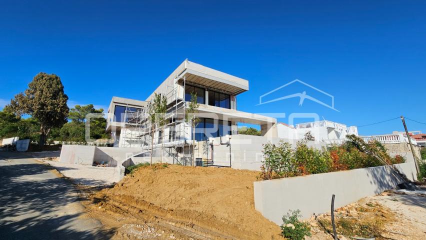 ZADAR - Luksuzna vila s bazenom i pogledom na more u Diklu