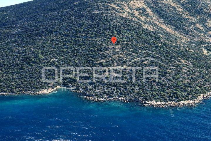 Zemljište 2.126 m2 uz put, s ruševinom stare kućice, Baćina