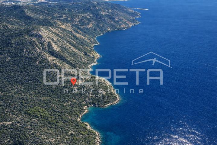 Zemljište 2.126 m2 uz put, s ruševinom stare kućice, Baćina