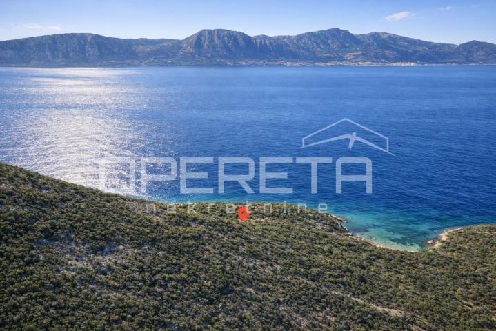 Zemljište 2.126 m2 uz put, s ruševinom stare kućice, Baćina