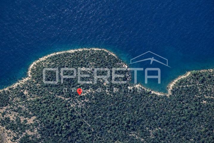 Zemljište 2.126 m2 uz put, s ruševinom stare kućice, Baćina