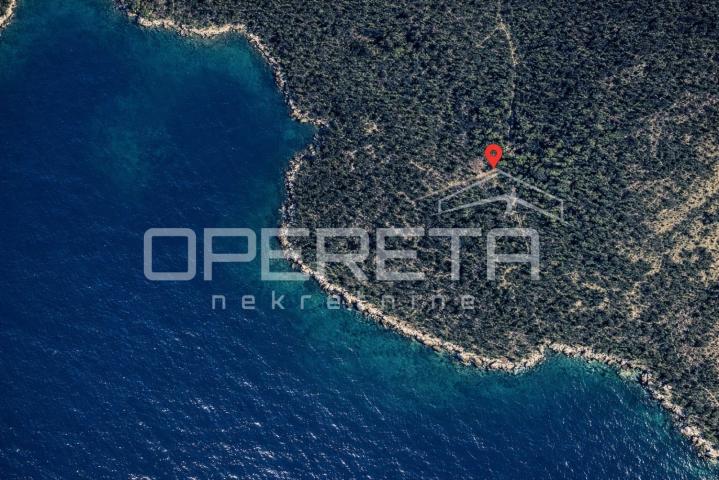 Zemljište 2.126 m2 uz put, s ruševinom stare kućice, Baćina