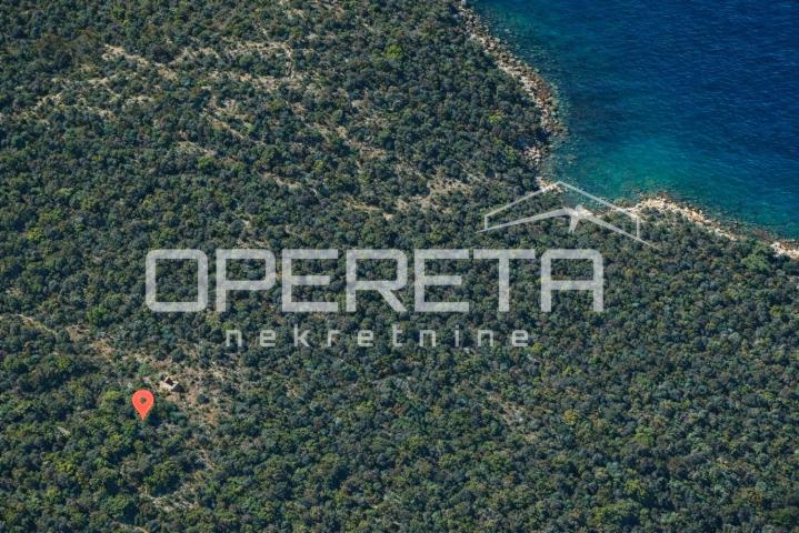 Zemljište 2.126 m2 uz put, s ruševinom stare kućice, Baćina