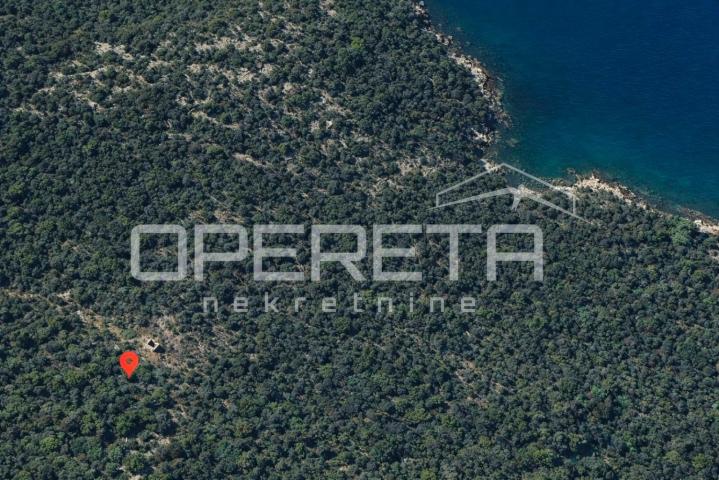 Zemljište 2.126 m2 uz put, s ruševinom stare kućice, Baćina