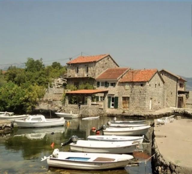  Kamena kuca pored  mora