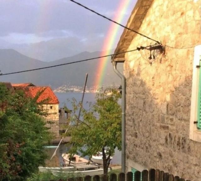  Kamena kuca pored  mora