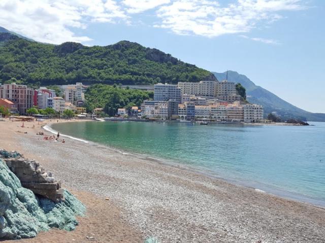 Stan uz pjescanu plazu 