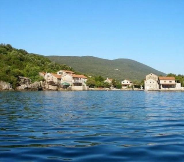  Kamena kuca pored  mora