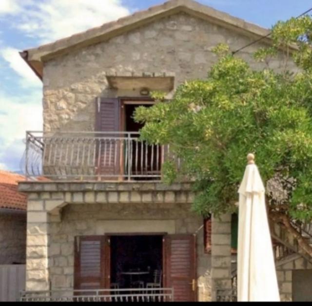  Kamena kuca pored  mora