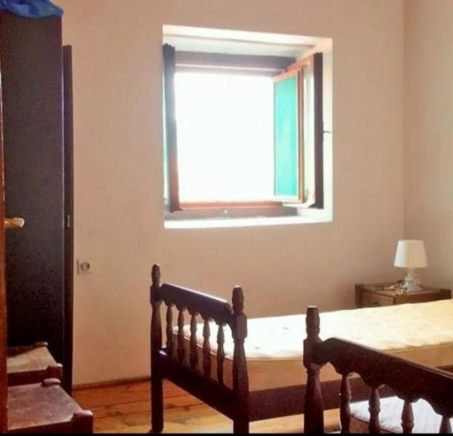  Kamena kuca pored  mora