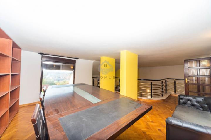 Kuća 380m2 + parking, Gorica C - Podgorica