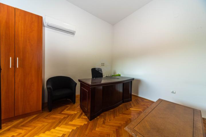 Kuća 380m2 + parking, Gorica C - Podgorica